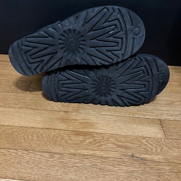 UGG Classic Short ll Boots - Picture 5 of 7